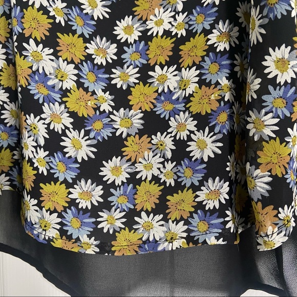 E & M Floral Lightweight Cropped Top Size Medium - Picture 3 of 4